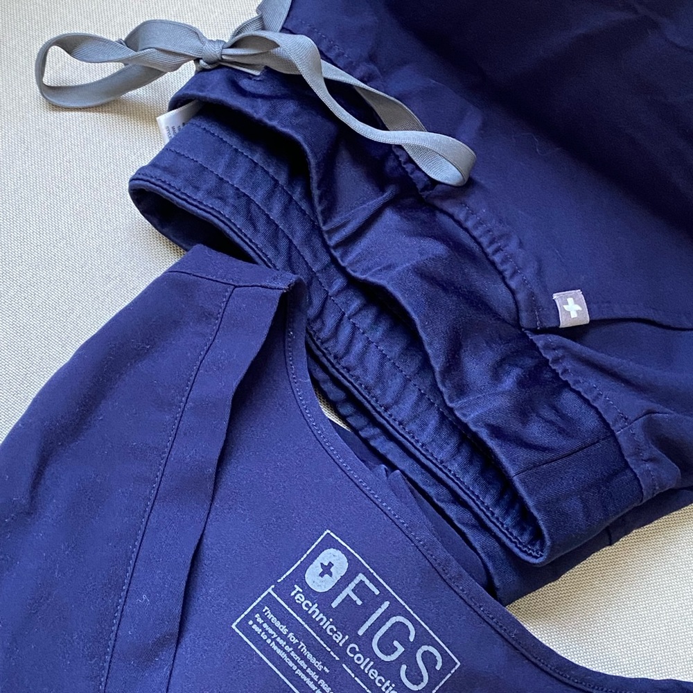 Figs scrub set in Navy